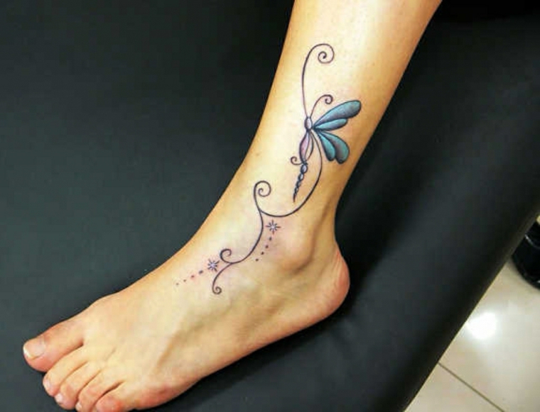 tatuaggi alla caviglia, un disegno elegante e raffinato con una farfalla e delle decorazioni