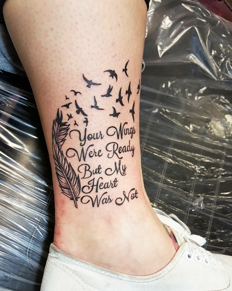 tatuaggi caviglia, una scritta abbinata a delle rondini in volo e a una piuma