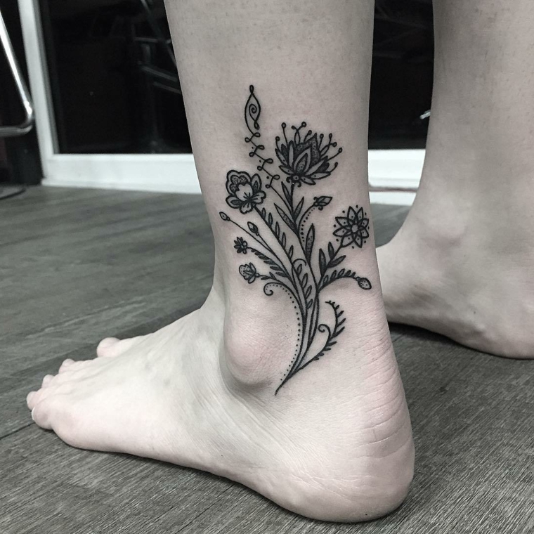 tatuaggi caviglia, disegno raffigurante dei fiori di loto con gambi e foglie