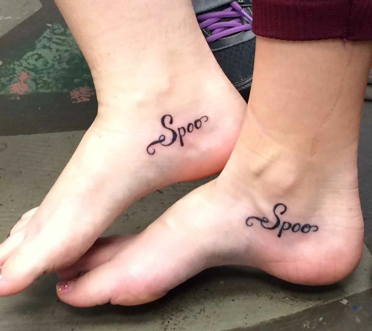 tattoo caviglia, idea adatta a due sorelle con una scritta nella parte interna