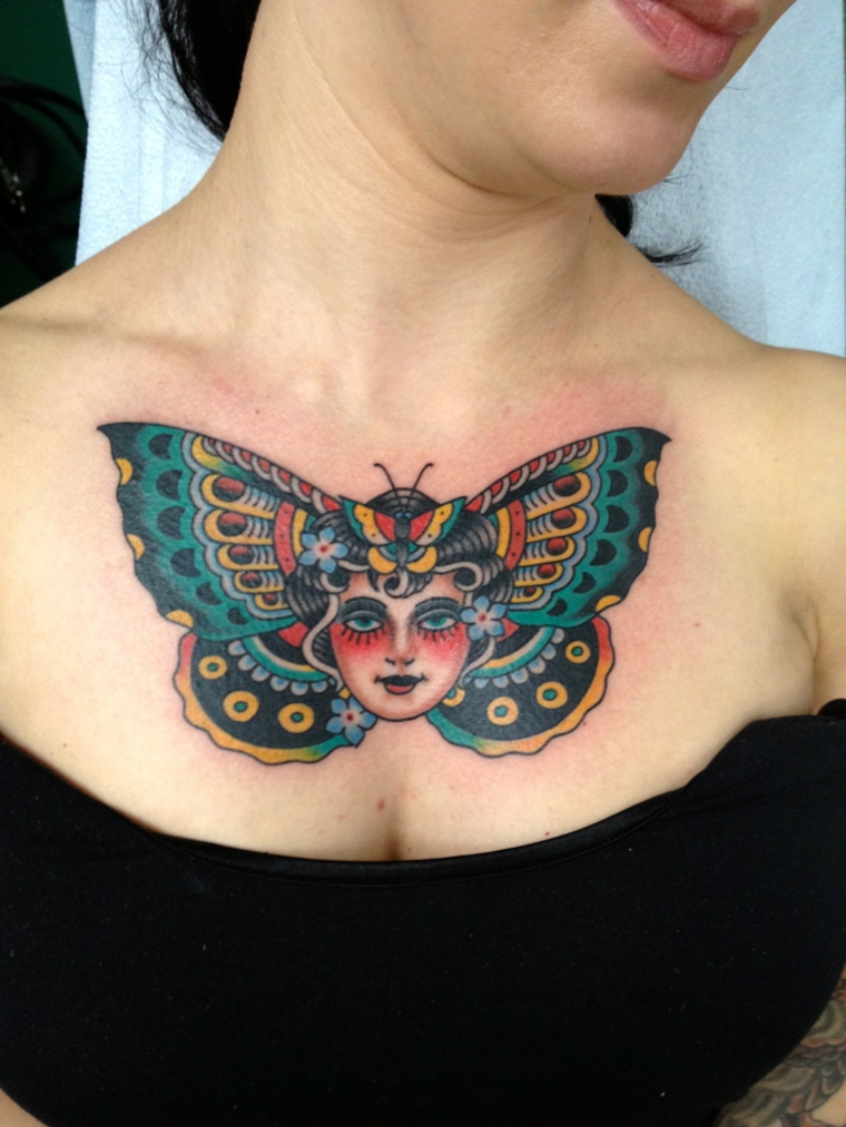 farfalla tatto, disegno in stile tradizionale con al centro il volto di una donna