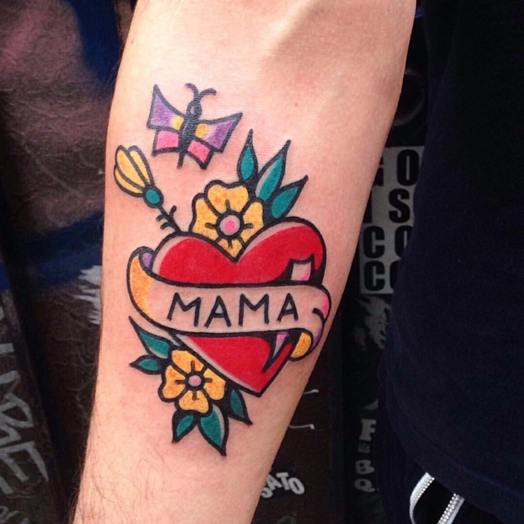 tatuaggi old school, grande cuore rosso con una pergamena con scritto mamma, fiori e farfalla