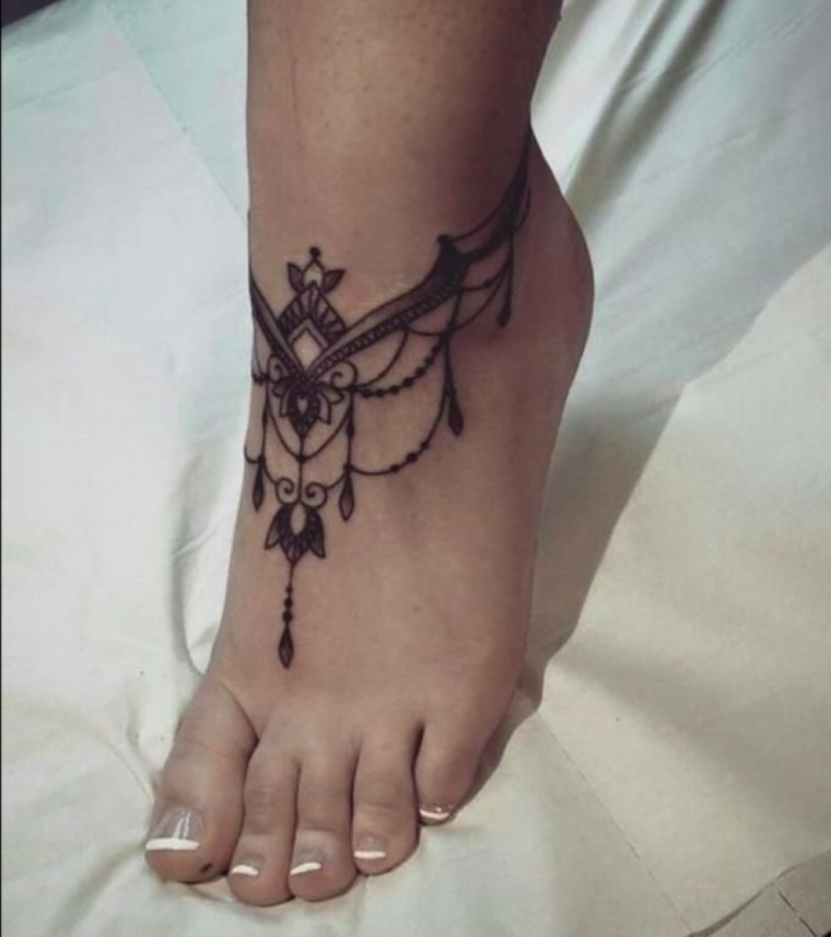 tatuaggio sulla caviglia, decorazione femminile che riprende un gioiello indiano