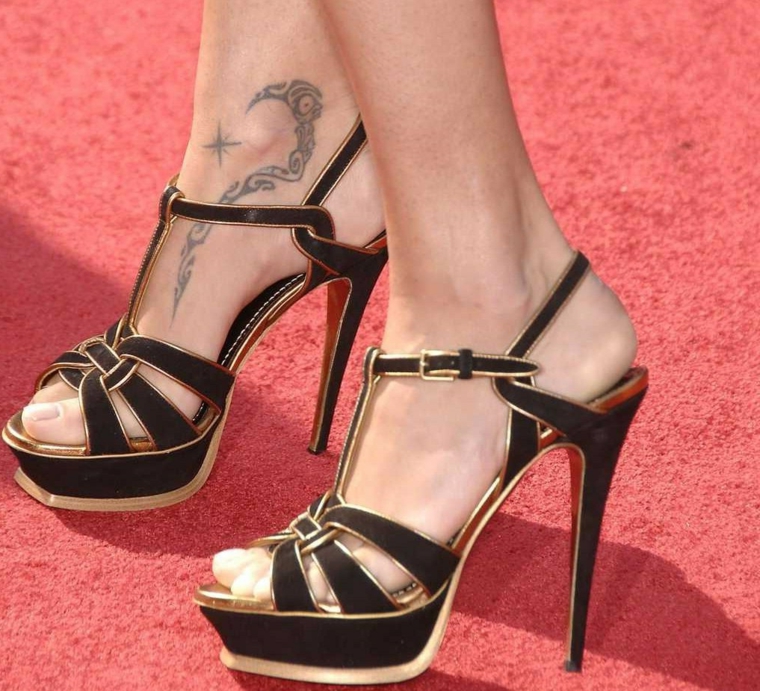 tatuaggio sulla caviglia di Adriana Lima un folletto stilizzato e una stella polare 