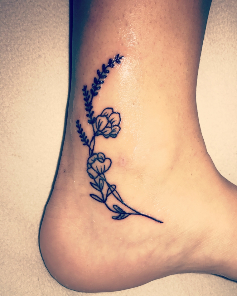 tatuaggi caviglia, un'idea per lei da realizzare nella parte interna con dei fiori e delle foglie stilizzate