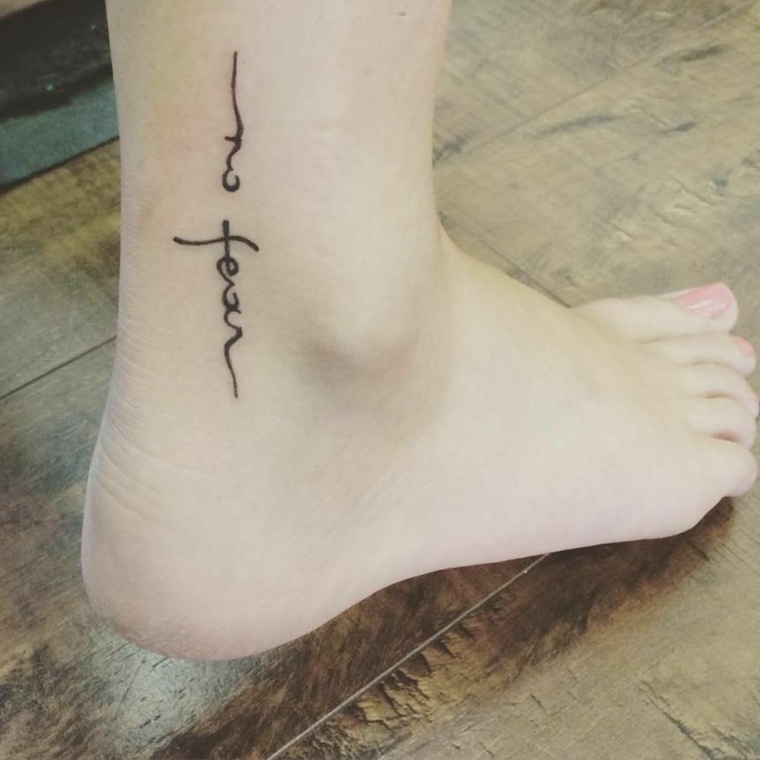 tatuaggi sulla caviglia, scritta in un carattere elegante nella parte posteriore