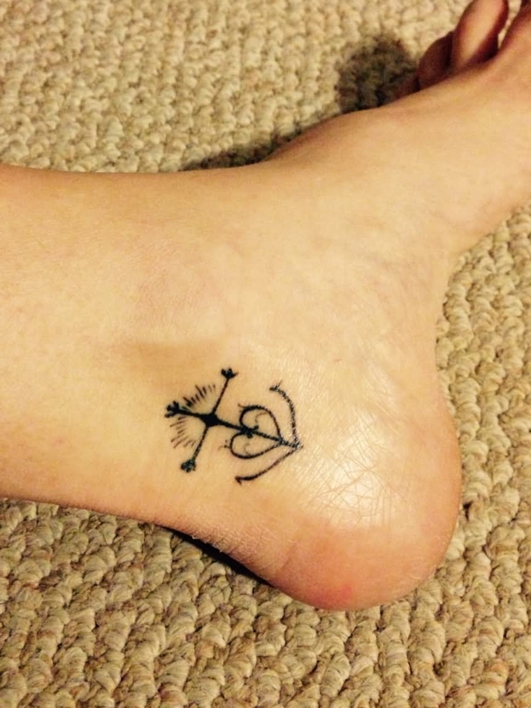 tatuaggio alla caviglia, disegno nella parte interna con una piccola ancora stilizzata e un cuore