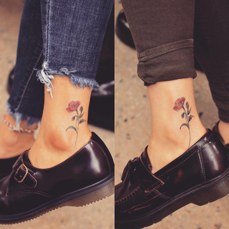 tattoo piccolo ed elegante per la caviglia raffigurante un fiore rosso