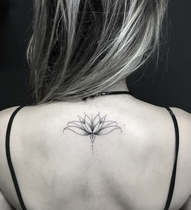 Disegno carino da fare sulla schiena, tattoo femminile con leggere sfumature 