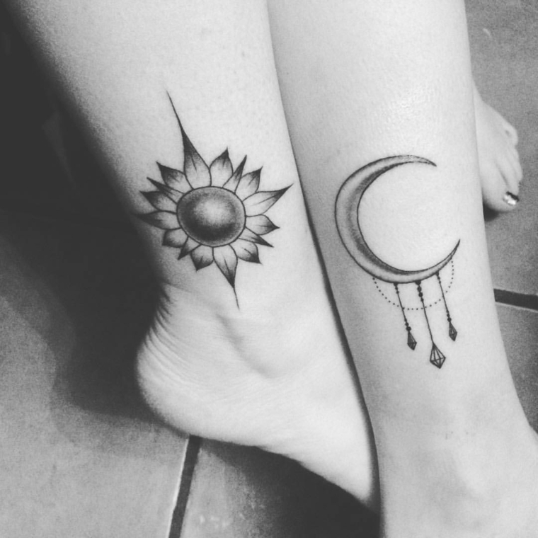 tattoo di dimensioni medie con il sole e la luna disegnati sopra la caviglia