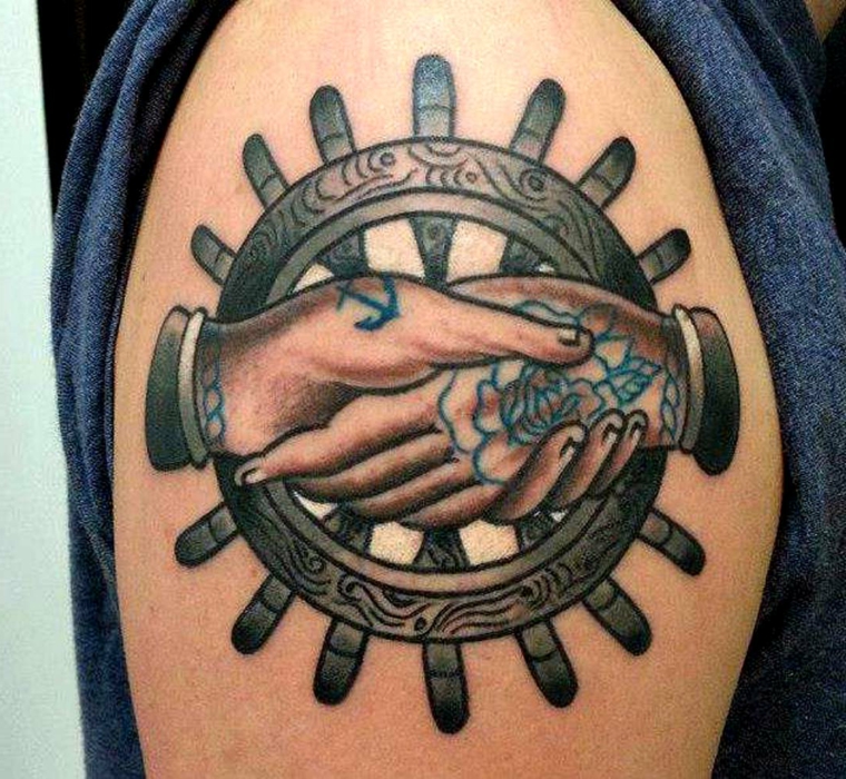 tatuaggi old school, un grande timone con all'interno due mani che si stringono