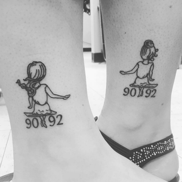 tattoo ideale per due sorelle con due ragazze di spalle e una data sotto