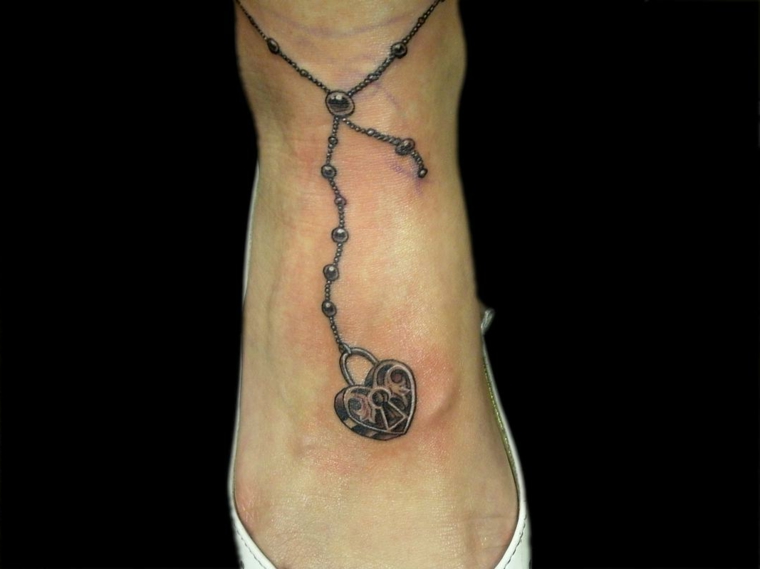 tatuaggio caviglia, proposta raffigurante un bracciale con delle palline e un cuore a lucchetto alla fine