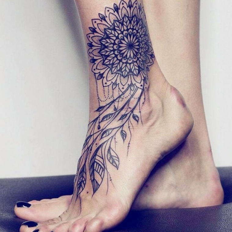 tatuaggio caviglia, un disegno piuttosto elaborato con un mandala e delle foglie 