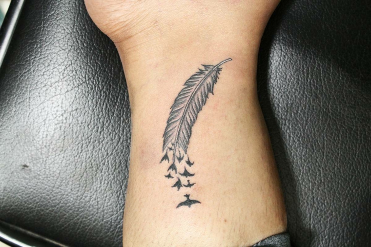 Tatuaggi belli sul corpo di una donna, una piuma sulla caviglia con decorazione piccoli uccellini che volano via 
