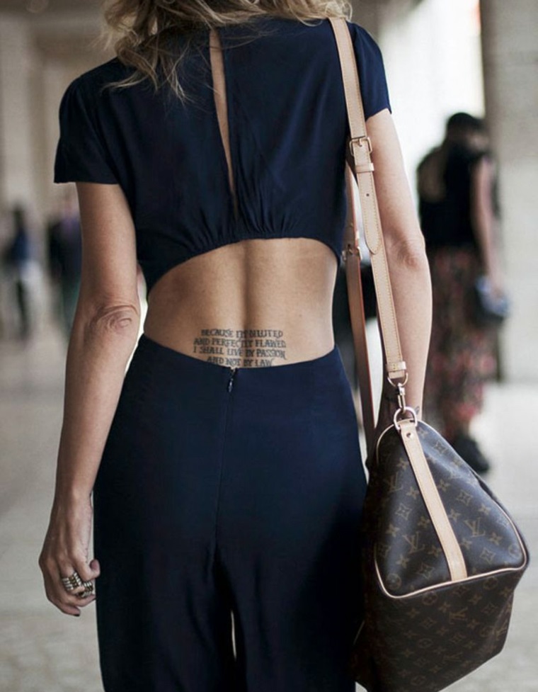 Tatuaggi scritta sulla schiena di una donna, idea originale con citazione famose 