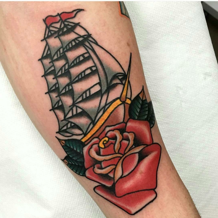 tatuaggi old style, una proposta con un grande veliero e una rosa rossa