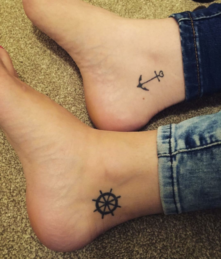 tatuaggi per caviglia, due simboli marinari, un timone e un'ancora adatti per una coppia