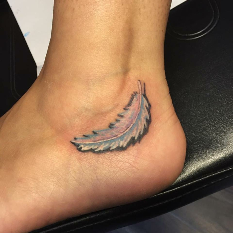 tatuaggi per caviglia, una piuma di dimensioni medie con i bordi neri e l'interno azzurro