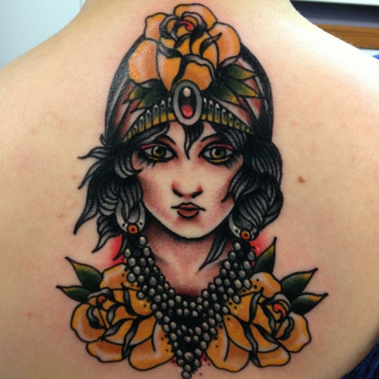 tattoo in stile tradizionale raffigurante il volto di una donna gipsy con una grande collana