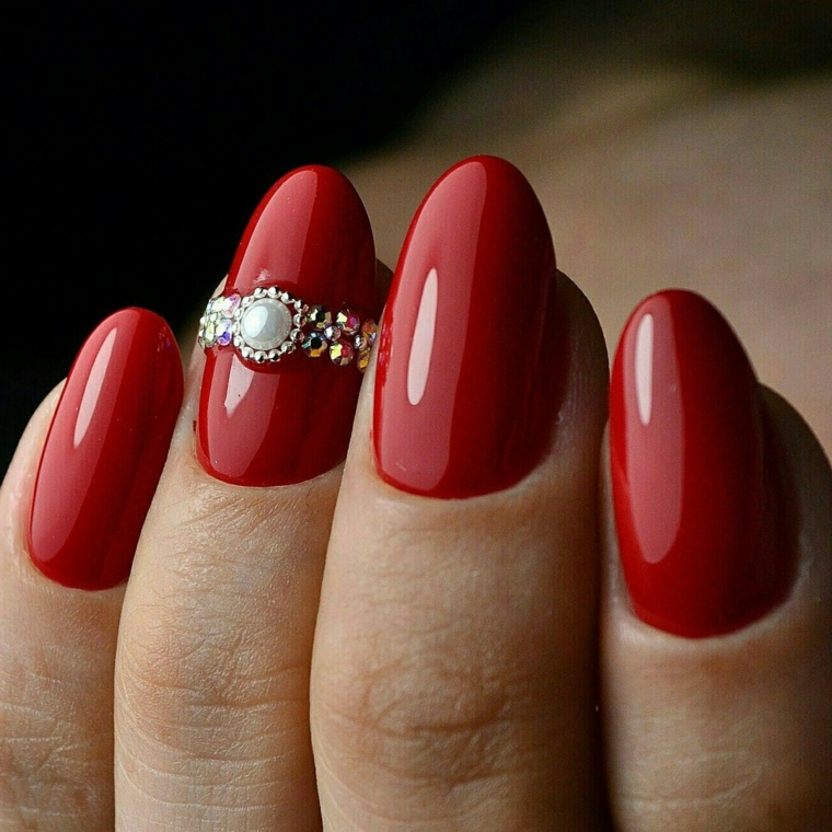 nail rosse, un'idea per realizzare una manicure elegante e raffinata con delle applicazioni sull'anulare