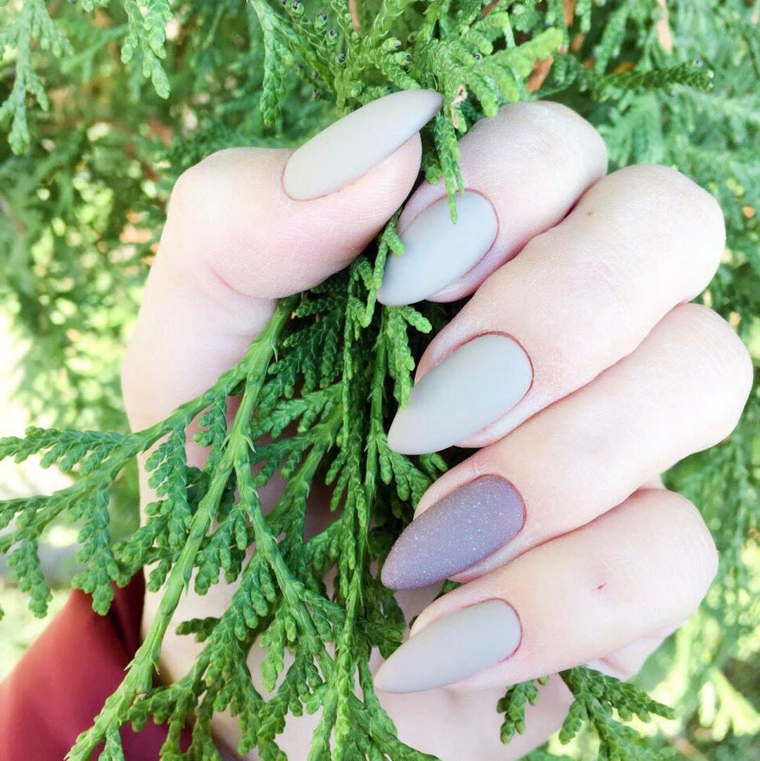 Smalto mat effetto ruvido di colore grigio e sfumatura più scura per l'unghia del dito anulare 
