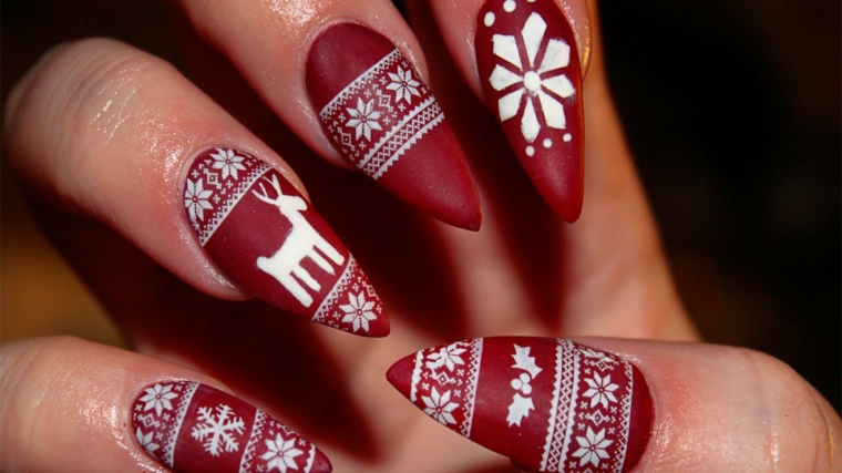 unghia natalizie, idea realizzata con dello smalto rosso scuro opaco con delle decorazioni bianche