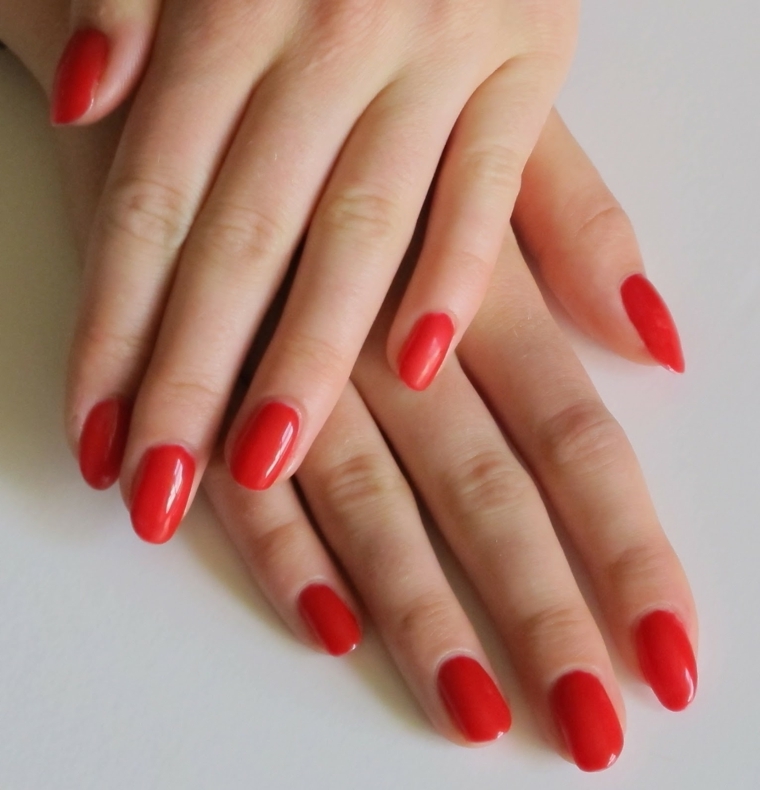 nails rosse, un'idea per realizzare una manicure anche a casa semplice ed elegante