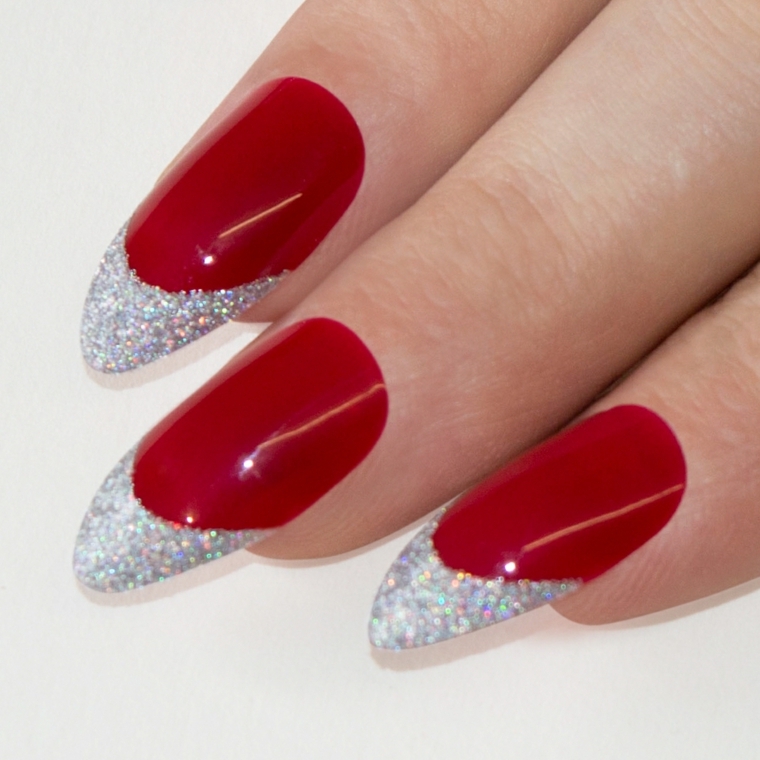 nails rosse, una manicure perfetta per la sera grazie ai glitter nella parte finale