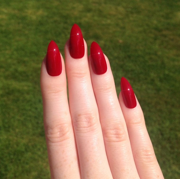 gel unghie rosso, una manicure perfetta con finitura laccata e forma a stiletto