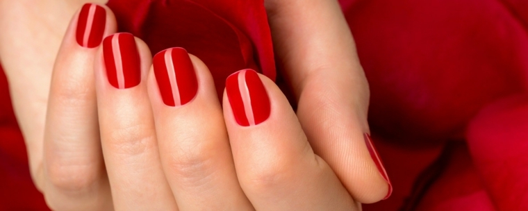 unghie in gel rosse, proposta per una manicure semplice ma femminile e raffinata 