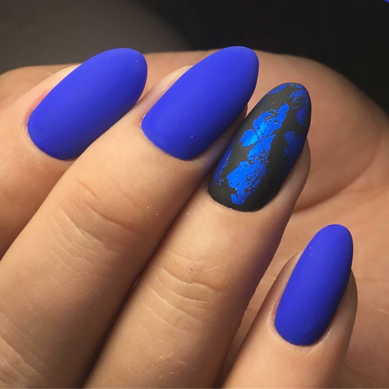 Forma delle unghie a mandorla e di colore blu effetto mat, decorazione in nero e fiori 