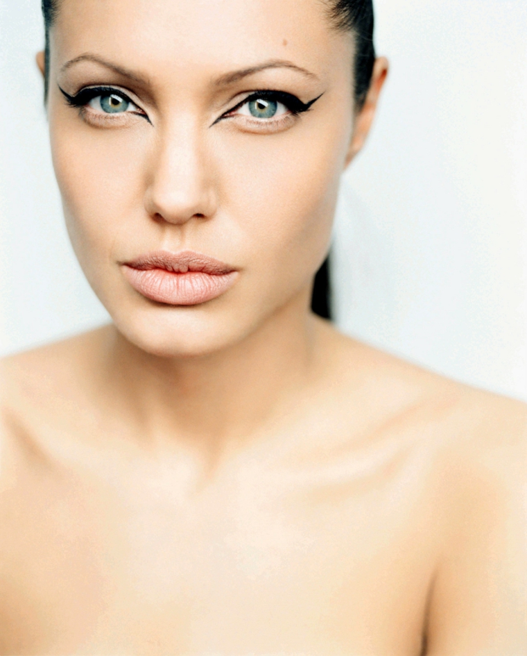 Trucco provocativo con un eye liner nero e labbra carnose, Angelina Jolie tra le donne belle di Hollywood 