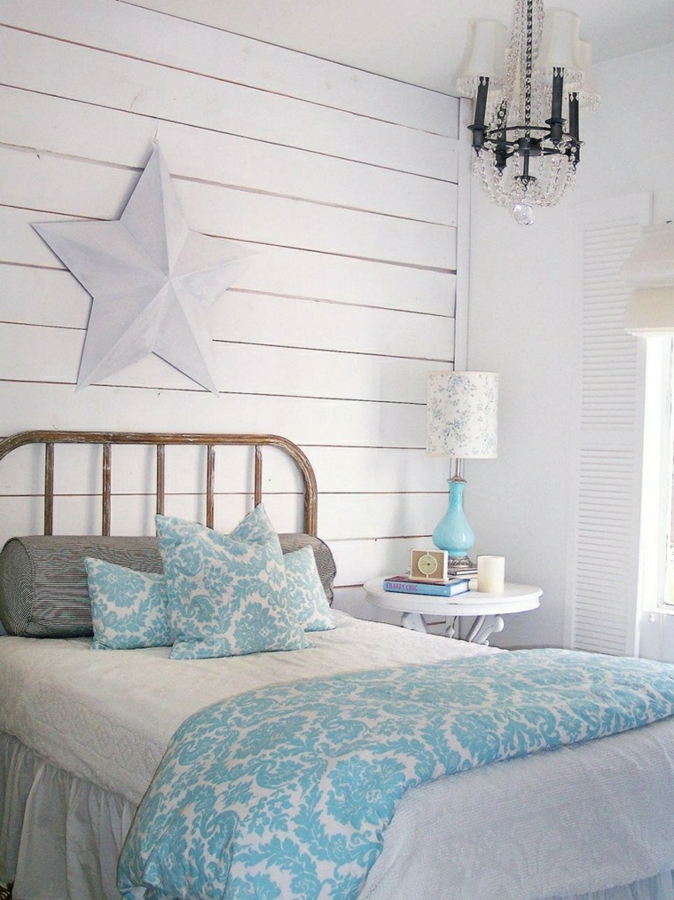 Stile shabby per l'arredamento e la decorazione della cameretta, parete in legno e nuance azzurro 
