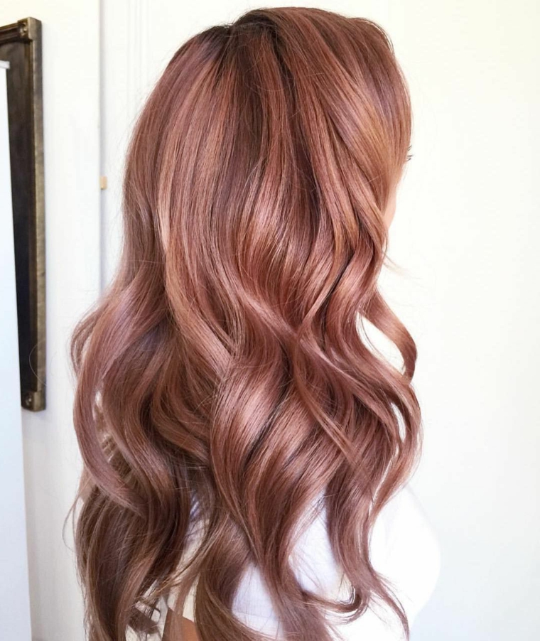 Color chiaro per donna con i capelli molto lunghi, tonalità biondo con riflessi rosa e viola 