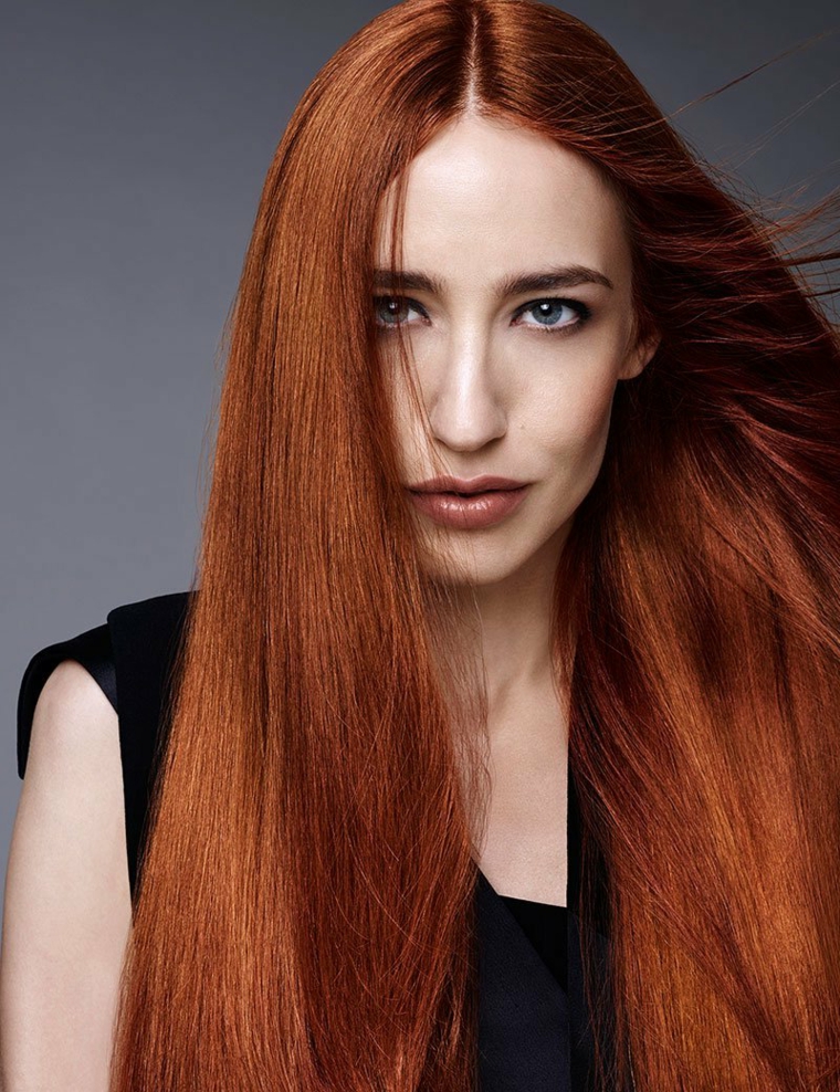 Cambiare colore capelli, idea colorazione di rosso per un taglio lungo e liscio 