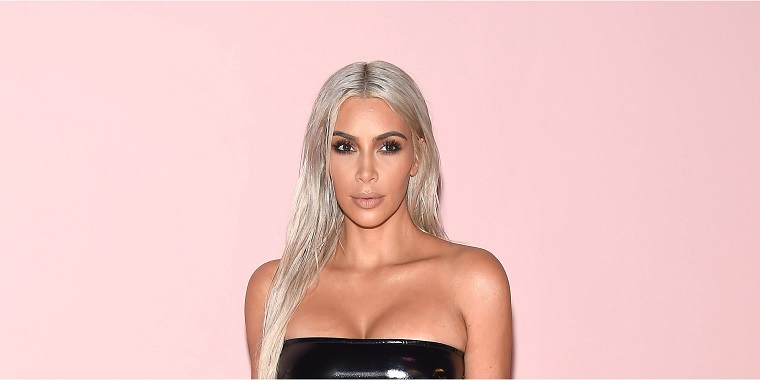 Capelli biondo cenere con riflessi in grigio, Kim Kardashian con un taglio lungo con riga centrale 