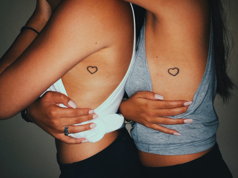 un'idea di cuoricino tatuaggio da realizzare anche in coppia, fra due sorelle ad esempio