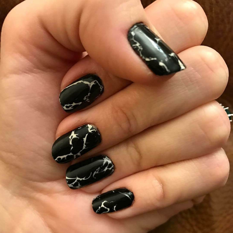 Smalto nero effetto marmo, forma unghie arrotondate di media lunghezza 