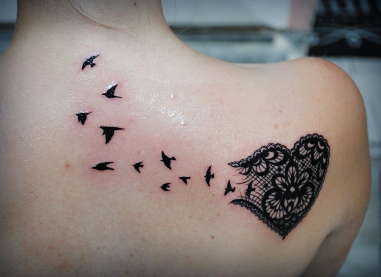proposta di tatuaggio a cuore spezzato dal quale fuoriescono degli uccelli