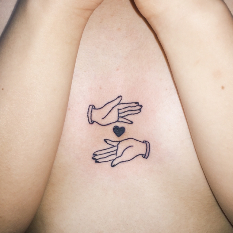 una proposta per realizzare dei tatuaggi cuoricini carichi di significato, qui attribuito a due mani