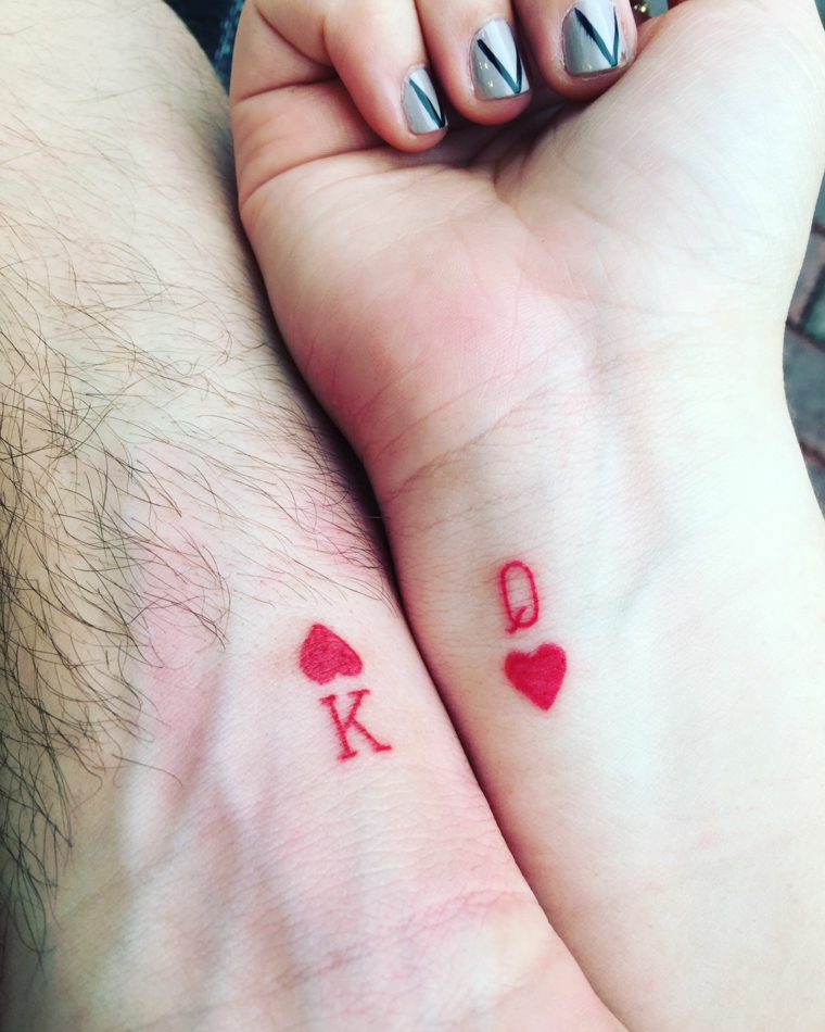 una proposta di cuoricino tatuaggio colorato di rosso per la coppia con il simbolo del re e della regina