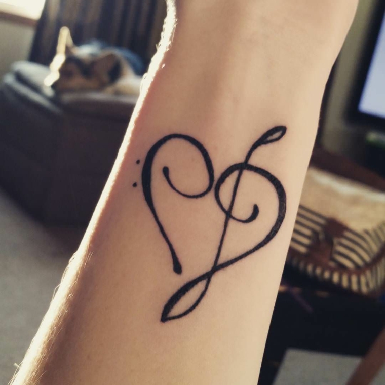 una proposta originale dedicata agli amanti della musica per tatuaggi a forma di cuore