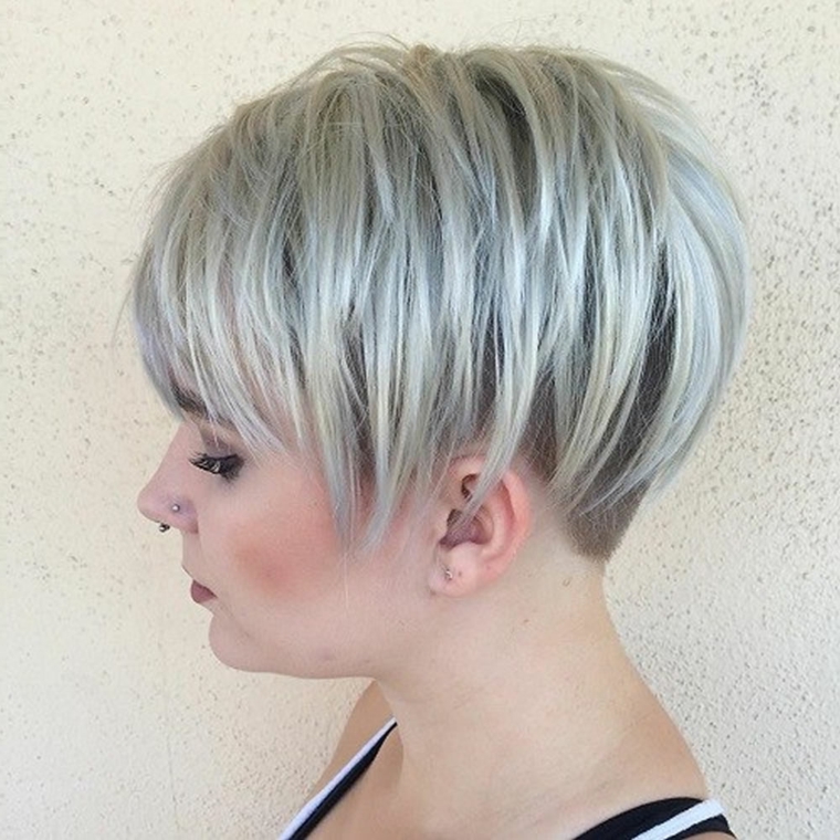 idee capelli corti, una proposta di taglio alla moda con colorazione grigio-azzurra