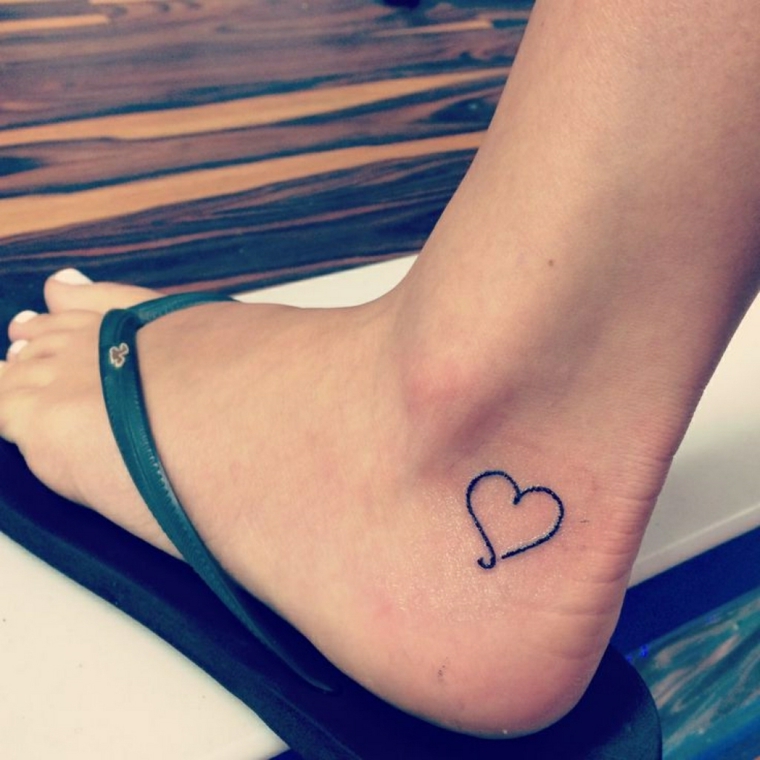 un disegno stilizzato, semplice ma grazioso: un'idea di tatuaggi cuoricini per la caviglia