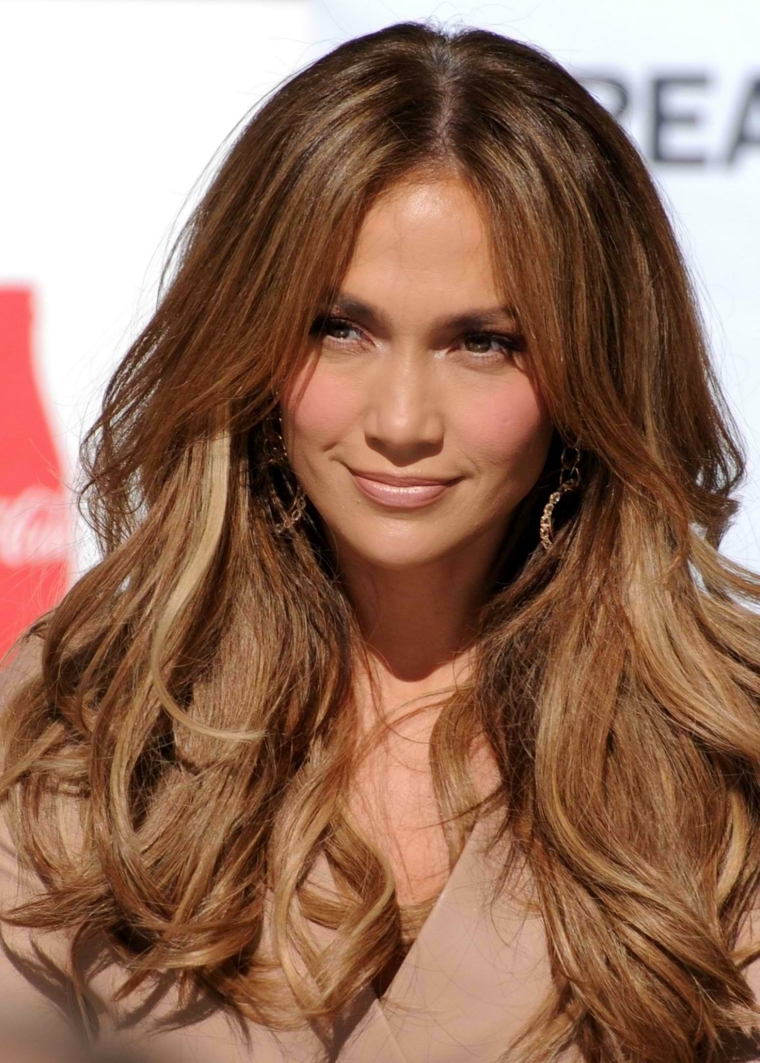 Chioma lunga e mossa per Jennifer Lopez, colore caramello con meches biondi