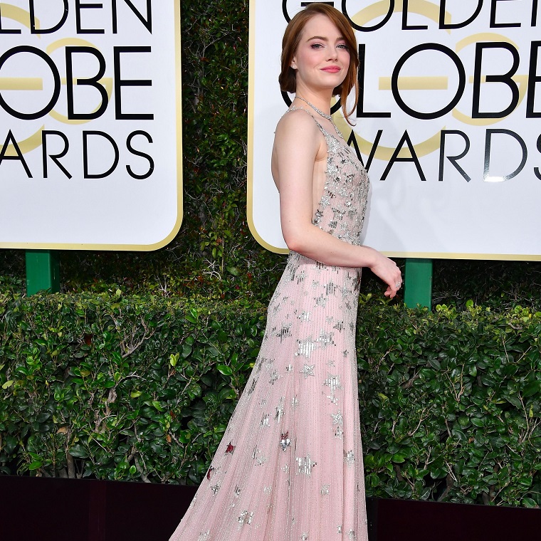 Emma Stone alle premiazioni Golden Globe con un vestito lungo e schiena scoperta 