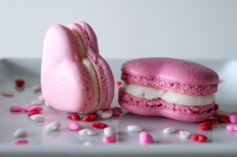 Idea per un regalo e ricette San Valentino, macarons di colore rosa con ripieno di crema 