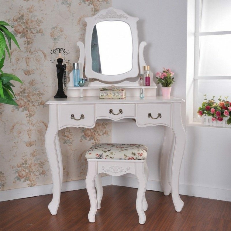 Arredamento shabby con mobili in legno di colore bianco, carta da parati con motivi floreali