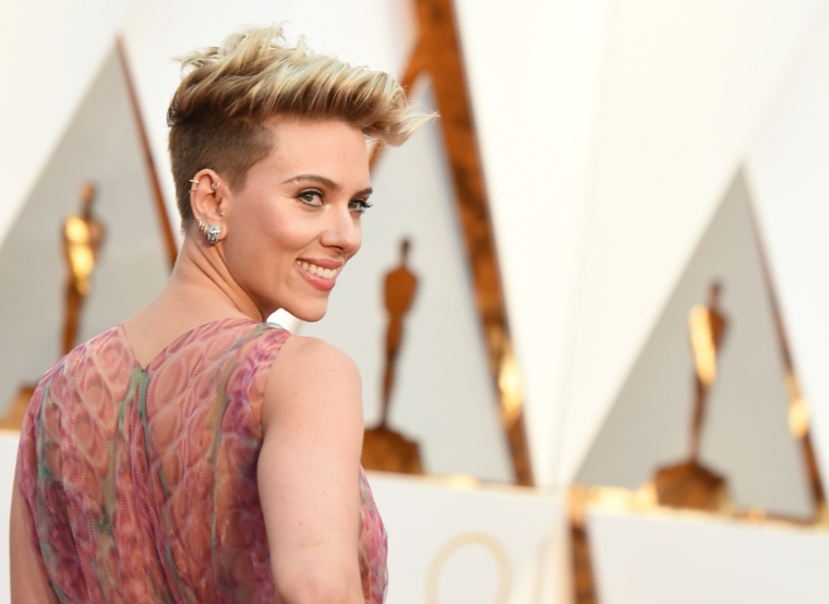 Donne bellissime agli Oscar, Scarlett Johansson con capelli corti e biondi, acconciatura rockabilly 